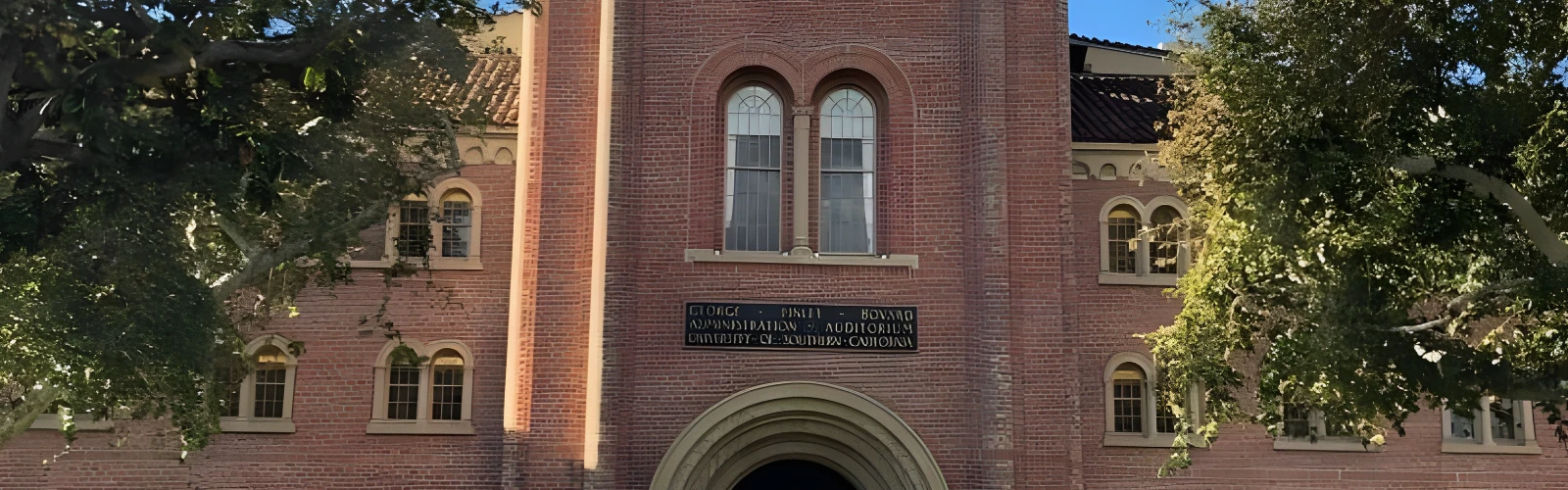 Hotels Near University of Southern California: Where Even Your Alarm Clock Says 'Fight On!'
